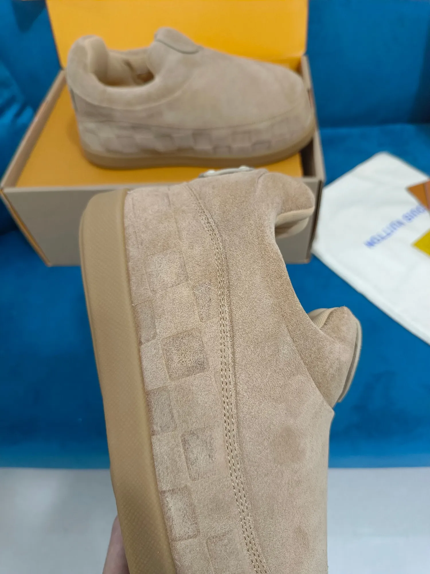 👟👟Ex-factory price 640👟👟 LV YETI slip-on shoes, based on suede cow leather, partially embossed with Nigo's reinterpretation of LV Damier pattern, cleverly echoing the Chinese tradition of taking off shoes when entering the house, and the "small feet" aesthetic is integrated into Chinese street genes. The palm-printed rubber outsole hides the LV letters and Monogram flowers. The exquisite craftsmanship made in Italy shows the brand's heritage in a comfortable slip-on style. The reservation mode adds a unique style, it is traditional and trendy, and it is suitable for couples aged 35-45.